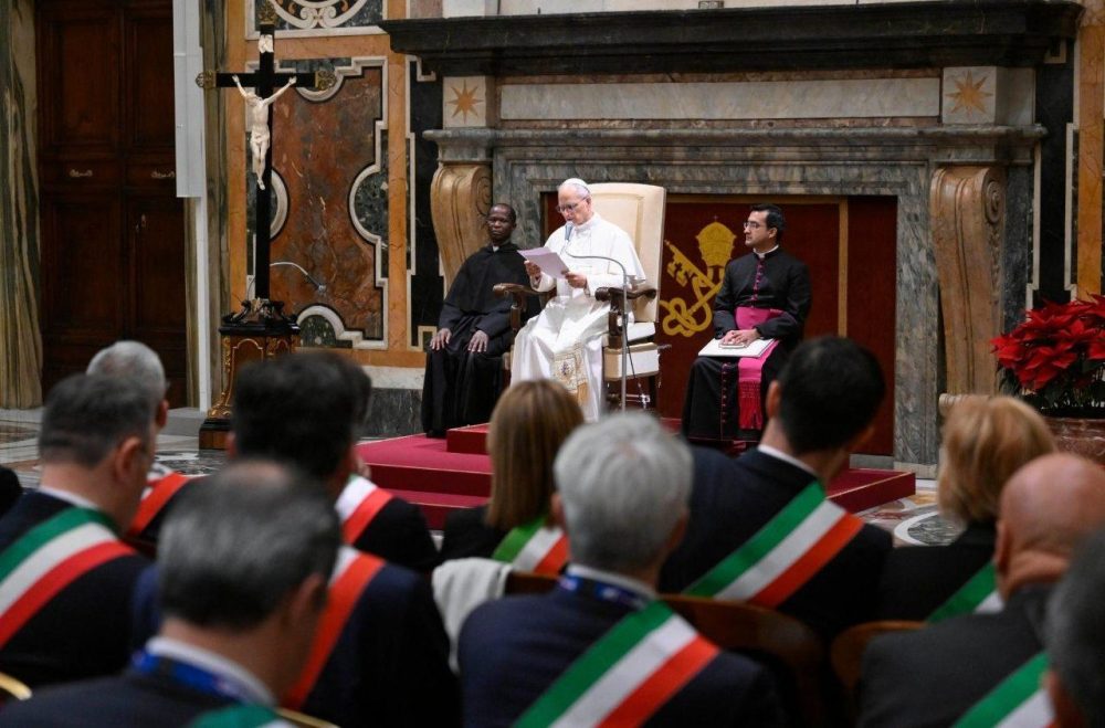 Папа Франциск призвал политиков слушать народ и бороться с бедностью и одиночеством