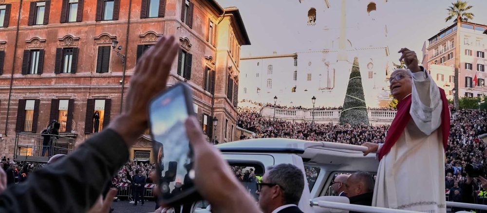 Папа Лев XIV помолился у римской Колонны Девы Марии, проехав на открытом папамобиле