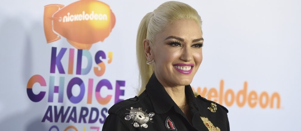 Критика адвент-кампании: Звёзды рекламируют спорное молитвенное приложение Hallow