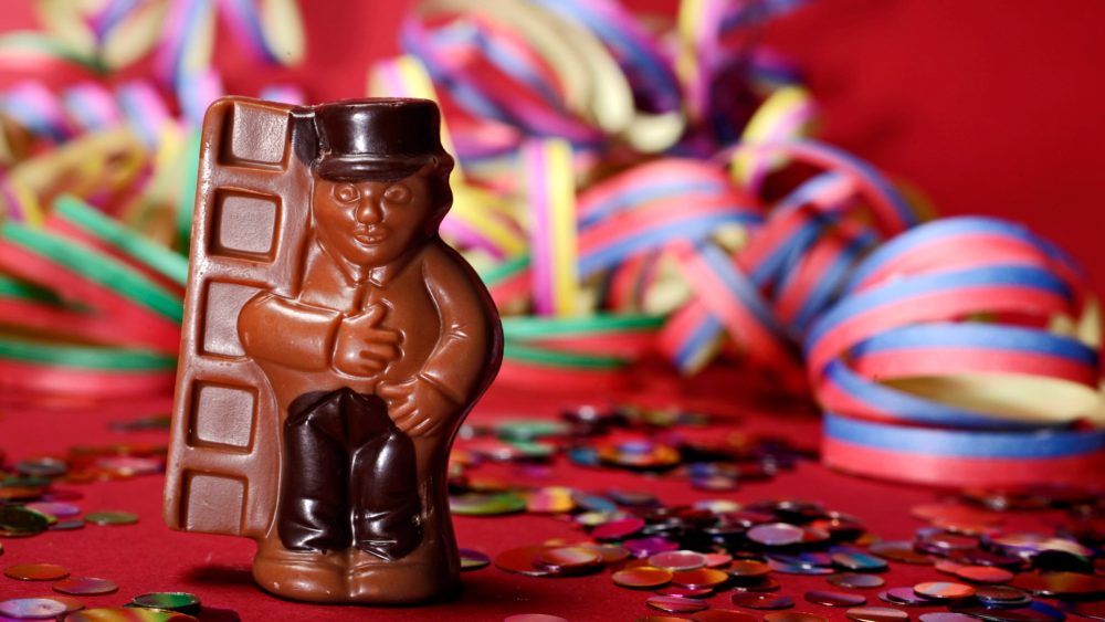 От золотых мишек до горчичных пончиков: необычные новогодние гадания и традиции со всего мира