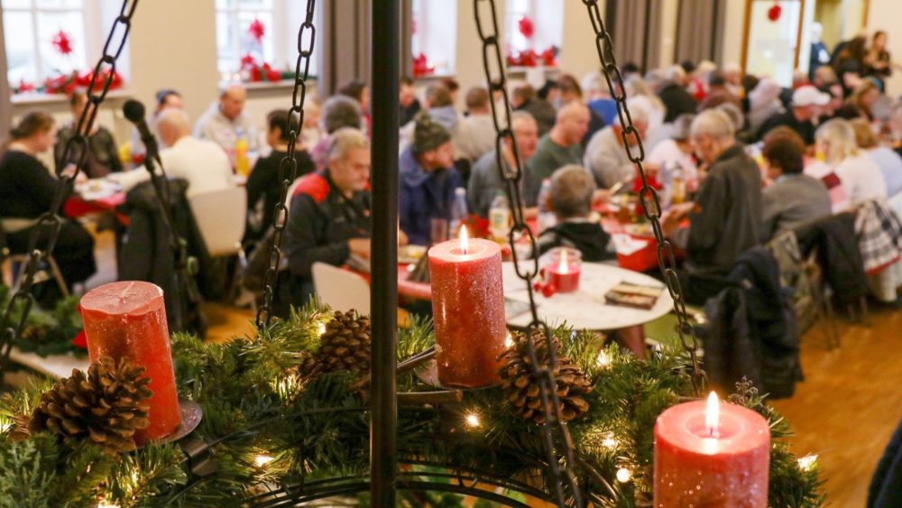 «Диакония накрывает стол»: в Германии бездомных угостили праздничным рождественским обедом