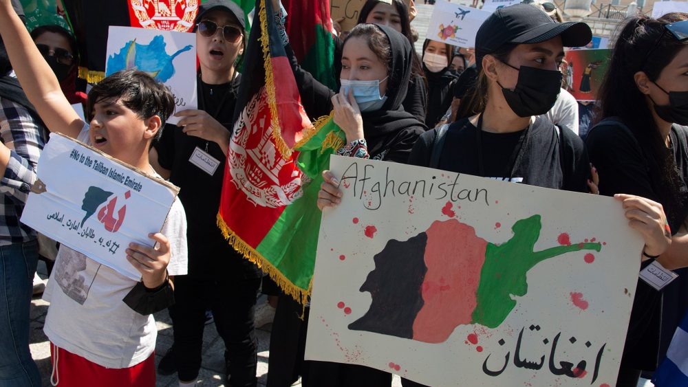 Церковь и шоу-бизнес требуют от Германии выполнить обещания и принять афганцев