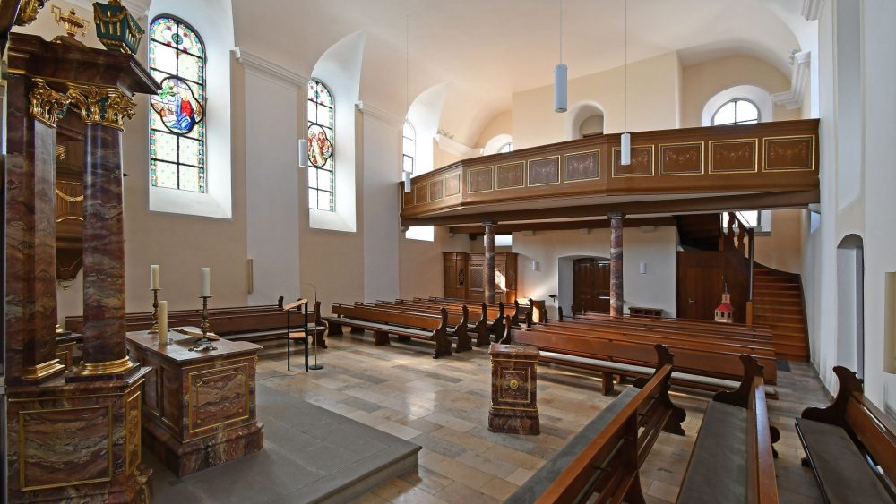 «Кнут» в церкви: как в храмах создают уютное тепло с помощью подогреваемых сидений