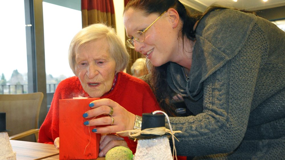 Эксперты: Как создать комфортную атмосферу для людей с деменцией во время праздников