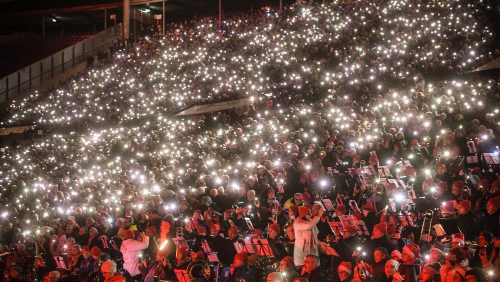 Адвент в ритме стадиона: как рождественское пение объединяет города
