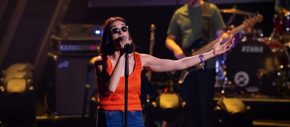 Невидящая участница «Голоса Германии» осеняет себя крестом перед выходом на сцену