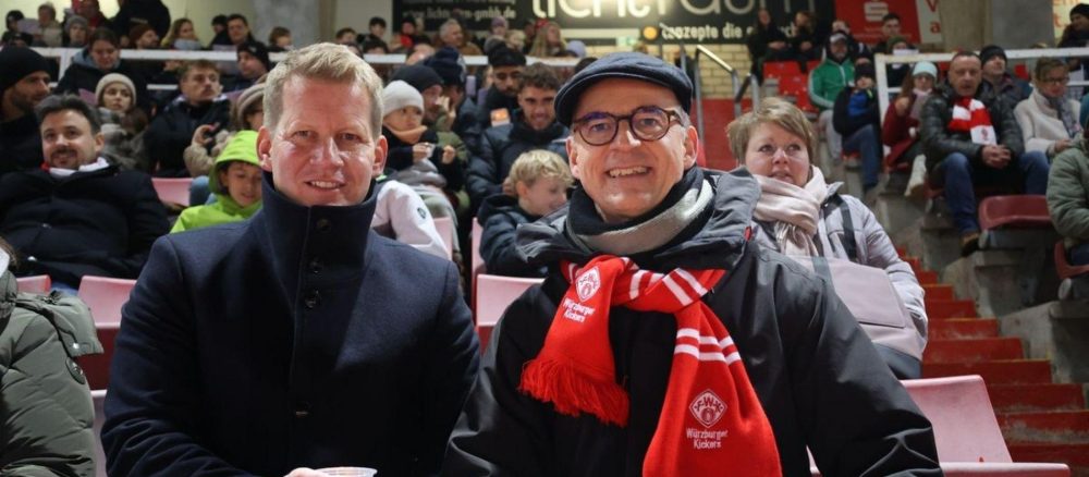 Епископ Франц Юнг стал почётным членом футбольного клуба «Вюрцбургер Киккерс»