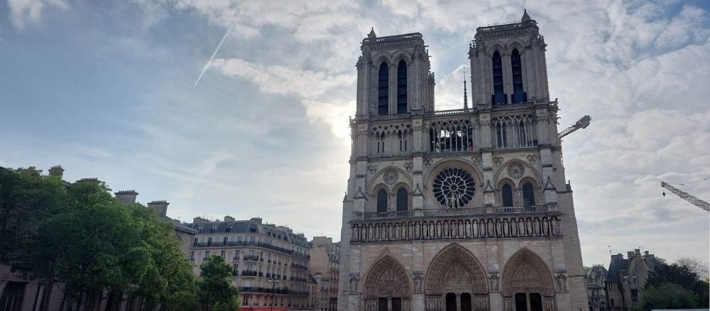 Новые витражи Нотр-Дама: художник представил спорные модели