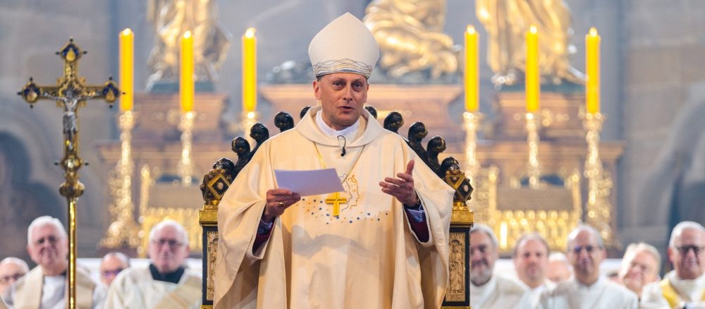 Архиепископ призывает уважать прихожан, приходящих в церковь только на Рождество