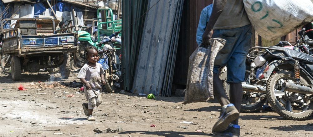 Надежда среди мусора и грязи: дети на свалке электронного хлама