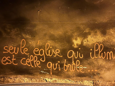«Единственная церковь, что светит — это горящая»: антихристианские граффити появились на церкви в Марселе