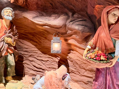 «Религия — это для дома»: во французском Безье прошла акция протеста против рождественских яслей в мэрии