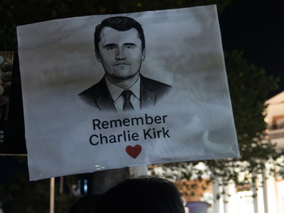 Обвиняемый в убийстве пропагандиста Чарли Кирка впервые предстал перед судом лично