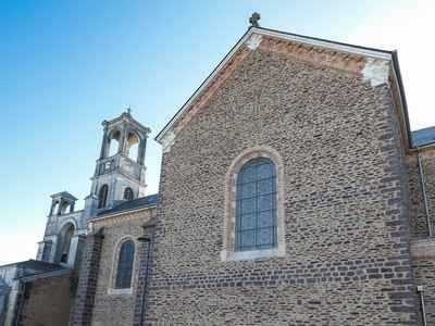 Суд прекратил дело о изнасиловании несовершеннолетнего против бретонского священника, оставив обвинение лишь в употреблении наркотиков