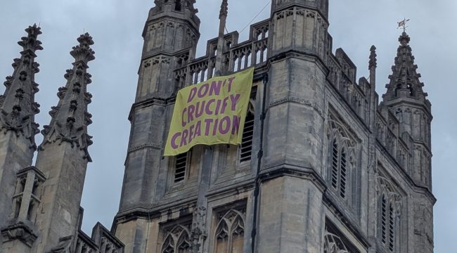 Четверо христианских активистов предстанут перед судом за акцию протеста на крыше Батского аббатства