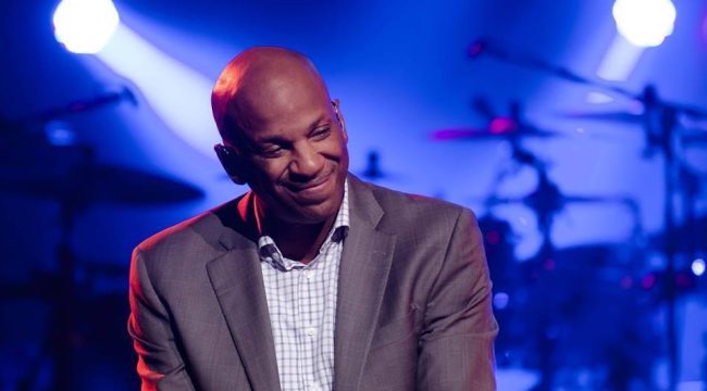 Госпел-звезда Донни МакКлеркин отвергает обвинения в изнасиловании от бывшего прихожанина