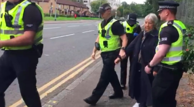 Шотландская пенсионерка стала первой обвиняемой по закону о буферных зонах у клиник, вызвав протест церкви