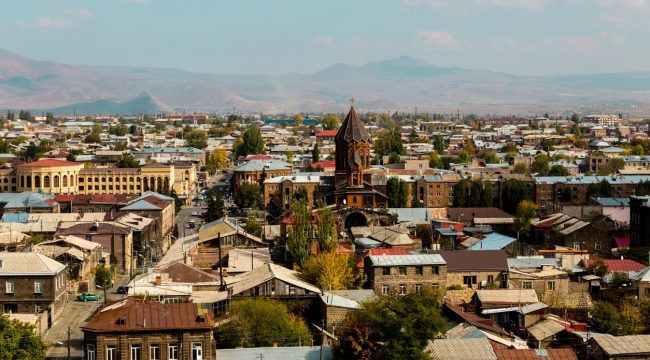 Премьер Армении обвиняют в методах советского диктатора в попытке взять под контроль церковь