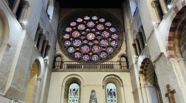 Может ли витраж оставаться важным элементом современной миссии?