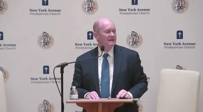 Сенатор-демократ заявил, что молится за Трампа и не считает президента своим врагом