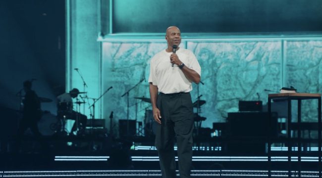 Эрл Макклеллан открыл Passion 2026, предостерегая от «конференционного кайфа» и указывая на Христа