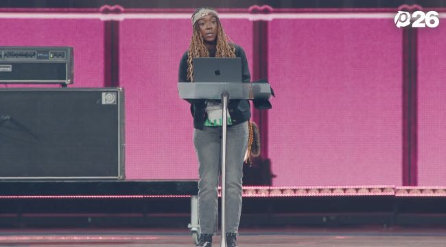 Джеки Хилл Перри о спасении на Passion 2026: «Это не герой с «Титаника», а Человек на среднем кресте»