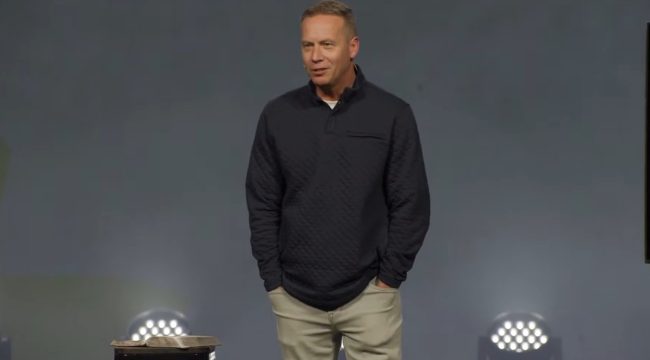 Пастор-гиганта Джон Уис запускает необычное служение: вяленое мясо оленя для голодных детей