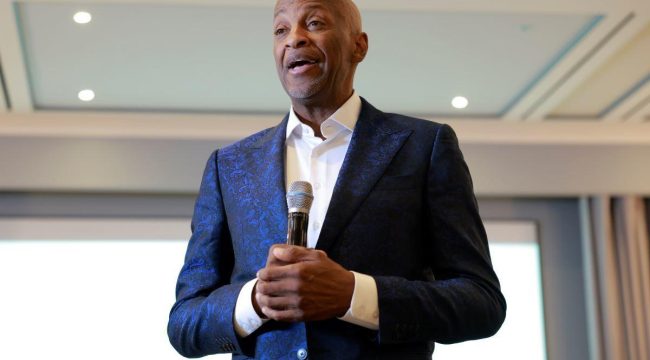 Госпел-звезда Донни МакКлеркин отвергает обвинения в изнасиловании и заявляет о своей невиновности