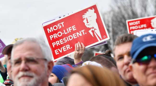«Чудовищное предательство»: как сторонники запрета абортов отреагировали на слова Трампа о поправке Хайда