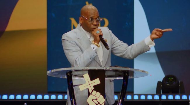 Почему вызывающее поведение пастора Джамала Брайанта — это серьёзно