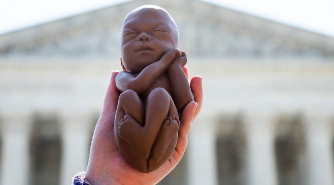 Суд снял обвинение в убийстве плода с женщины, прервавшей беременность и похоронившей ребенка