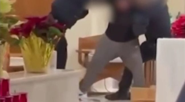 Нарушитель ворвался на алтарь во время мессы в Нью-Йорке и был усмирен электрошокером