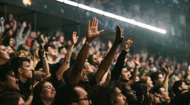 Джон Пайпер о поднятии рук в поклонении: искренность или показуха?