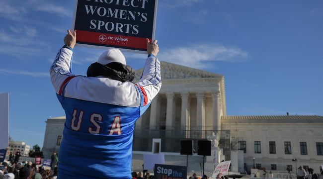Верховный суд США рассматривает законы о трансгендерных спортсменах: адвокаты отказались дать определение понятию «пол»