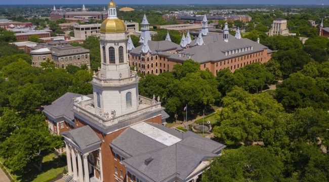 Компания Чипа и Джоанны Гейнс сделала крупнейшее пожертвование в истории бейсбольной программы Университета Бейлора