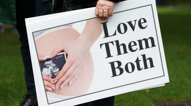 «Победа в защиту жизни»: активисты «Красной розы» празднуют снятие всех обвинений по делу о проникновении в клинику абортов