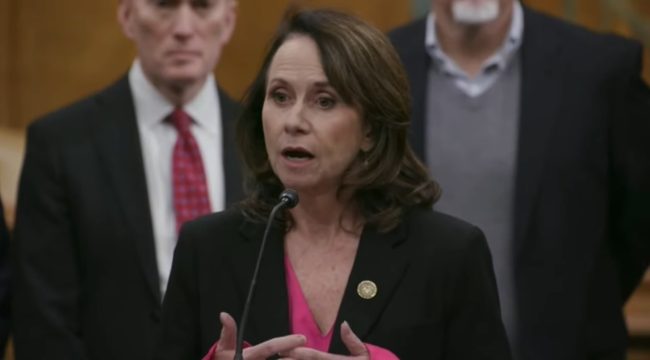 Республиканцы требуют от Трампа пресечь межштатные поставки препаратов для абортов