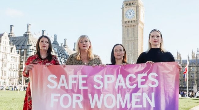 «Унизительно и опасно»: Медсёстры, вынужденные раздеваться перед трансгендерным мужчиной, одержали победу в суде