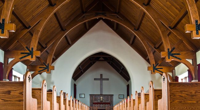 В Нью-Йорке усиливают охрану церквей после актов вандализма и нападений во время служб