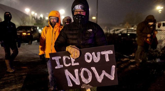 Активисты ворвались на службу в церкви Миннесоты, протестуя против ICE. Минюст США начал расследование