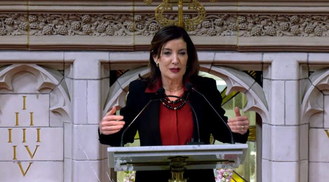 Губернатор Нью-Йорка заявила, что из-за ICE люди боятся ходить в церковь