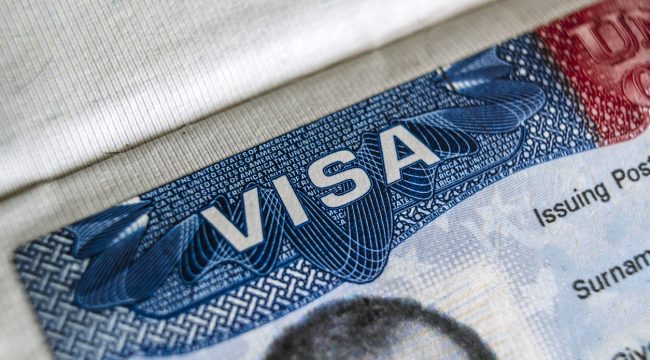 Замораживание иммиграционных виз Трампом: три ключевых момента