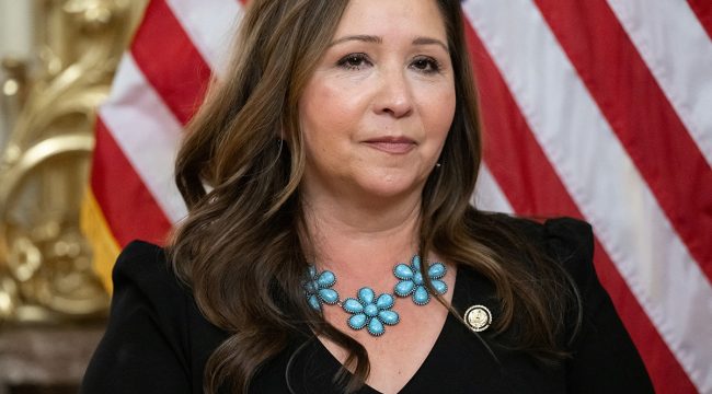 Демократическая конгрессвумен утверждает, что протестующие против ICE имели 'полное право' штурмовать церковную службу в Миннесоте