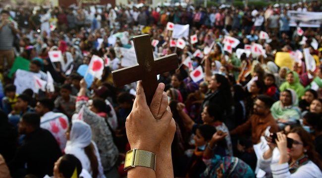 Две христианские медсестры оправданы по делу о богохульстве в знаковом судебном решении