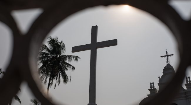 Моб разрушает дома христианских семей в Индии, отказавшихся отречься от веры