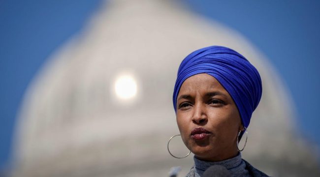 Трамп утверждает, что Ильхан Омар могла инсценировать нападение с шприцем на открытой встрече: 'Наверняка она сама себя обрызгала'