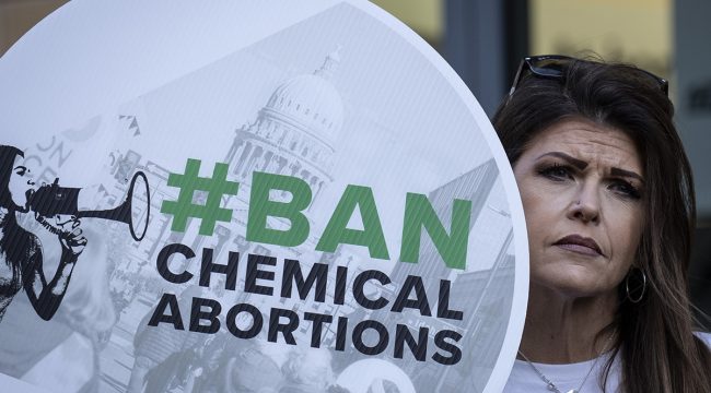 Министерство юстиции Трампа просит суд приостановить иск против одобрения FDA почтовых абортных препаратов