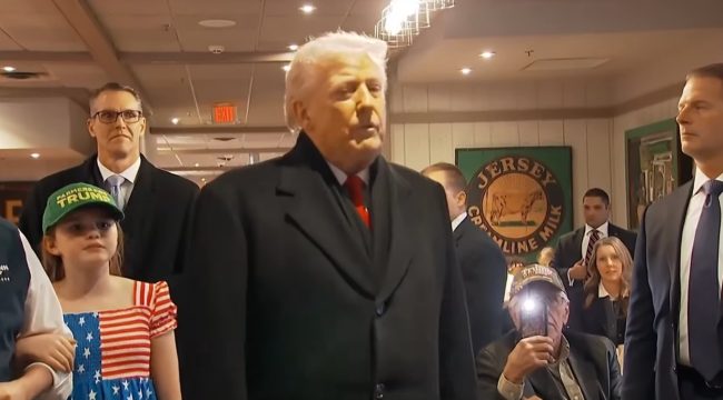 Трамп молится с поддерживающим его избирателем во время визита в Айову