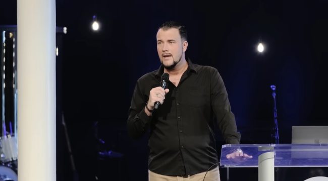 Пастор Крис Рид обвинен в зависимости от кратома бывшими членами церкви