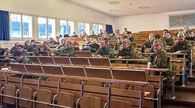 Швейцарские капелланы-евангелисты обсуждают духовную поддержку в современной армии